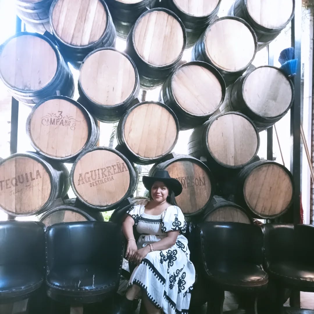 Destilería con barriles